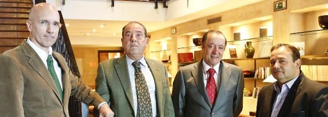 Carlos Bernabéu, Juan Antonio Ortiz de Urbina, Eustaquio Andrés y José Gómez en el hotel Palacio de San Esteban. / ÁNGEL ALMEIDA/