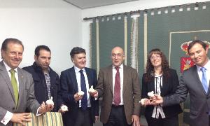 Los representantes de las instituciones, en la firma del convenio. / Cruz Catalina/