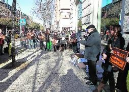Concentración del movimiento 'Viernes de negro', ayer, a las puertas de la Junta. / Antonio Quintero/