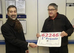 Daniel Evangelio, delegado de la Lotería en Palencia; y Pancho Álvarez, administrador / A. Quintero/