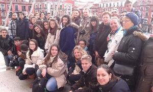 Alumnos y profesores del intercambio, en el balcón de la Casa Consistorial. / V. V./