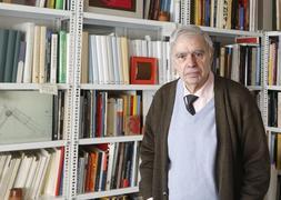Fernández Alba nunca ha desligado su trabajo profesional de la reflexión, que ha concretado en libros como ‘La ciudad herida’. / GABRIEL VILLAMIL/