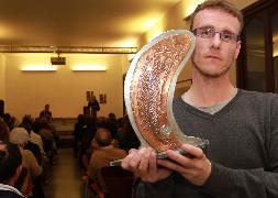 Danuiel Huerta Goya con el trofeo del certamen. / Rosa Blanco/