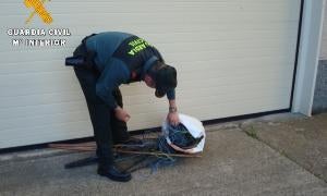 Un agente de la Guardia Civil inspecciona el material recuperado. / El Norte/