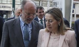 León de la Riva charla con la ministra Ana Pastor antes de entrar al foro de El Norte de Castilla. / G. VILLAMIL/