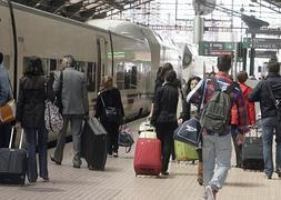 Varios viajeros junto al AVE en la estación de Campo Grande / R. Gómez/