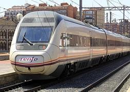 Usuarios del AVE piden a la ministra Pastor más trenes Avant con Madrid