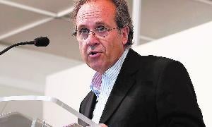 El poeta y escritor extremeño Álvaro Valverde, durante la lectura del pregón en la Plaza Mayor de Salamanca. / Solete Casado/