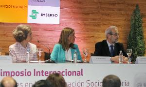 La reina doña Sofía, la ministra Ana Mato y el rector Daniel Hernández Ruipérez.. ALMEIDA/