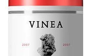 Detalle de la botella del rosado premiado en Francia y del museum reserva reconocido hace unos días como Premio Calidad Cigales al mejor crianza./