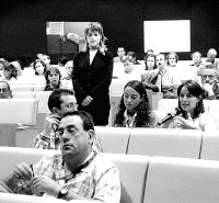 Una de las asistentes plantea una pregunta durante la sesión de ayer. / LUIS CALLEJA/