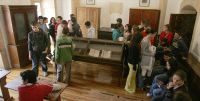 Un grupo de escolares visitan el aula donde dio clase el poeta en el Instituto que lleva hoy su nombre. / REPORTAJE FOTOGRÁFICO HENAR SASTRE/