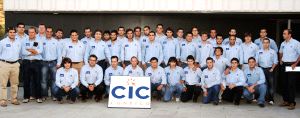 La plantilla del equipo al completo, posando minutos antes de que diera comienzo la presentación oficial del equipo para la temporada 2007-2008. / RICARDO OTAZO/