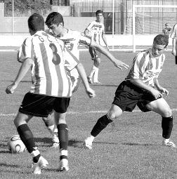 Los rojiblancos se disponen a robar el balón al contrario. / TICO LUCA/