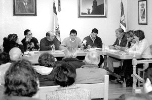 Un momento del debate plenario, que fue seguido por medio centenar de vecinos. / SUSANA M. MADRID/