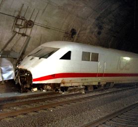 El Intercity Express, tras descarrilar en un túnel. / EFE/