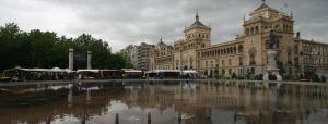 Agua tintada de rojo en la Plaza de Zorrilla. / RAMÓN GÓMEZ/