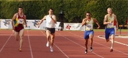 Diego Alonso, a la derecha, entra ayer en la recta de la final de 200 metros del Campeonato de Castilla y León. / MERCHE DE LA FUENTE/