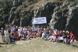 Grupo de personas que participaron ayer en la marcha contra el embalse de Guijasalbas, delante de La Risca, donde iría ubicada la presa del pantano. / A. TANARRO/