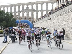 El pelotón de la Vuelta Ciclista a Castilla y León se dispone a comenzar en Segovia una etapa de la pasada edición de la carrera. / GABRIEL VILLAMIL/