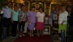 Varios cofrades acompañan a los familiares del homenajeado Carlos Lobato. / LUIS ANTONIO CURIEL/