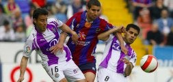 Geijo lucha por llevarse el balón ante Pedro López y Baraja en el partido disputado en Zorrilla la pasada temporada. /GABRIEL VILLAMIL/