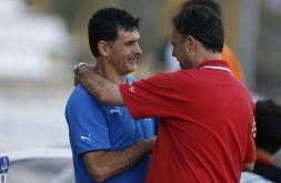Mendilibar charla con Caparrós momentos antes del comienzo del partido entre el Real Valladolid y el Athletic. / GABRIEL VILLAMIL/