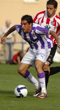 El argentino Damián Escudero protege el balón ante un jugador del Zamora. / MIGUEL ÁNGEL SANTOS/
