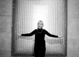 Carol Brown, delante de uno de sus cuadros./ HENAR SASTRE/
