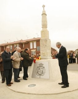 El presidente de la AVT, a la derecha, durante la inauguración ayer del monolito. / MERCHE DE LA FUENTE/