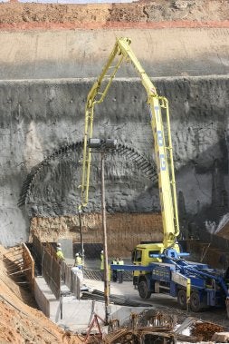 Trabajos de colocación de la plataforma de hormigón antes de iniciar el túnel bajo San Cristóbal./ R. GÓMEZ/