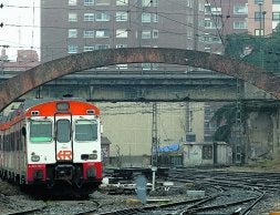 Un tren entra en la estación a la altura del Arco de Ladrillo./ G. V./