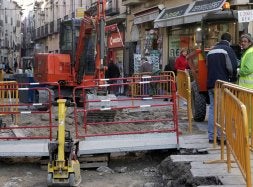 Estado de las obras, ayer, en la Calle Real de Segovia. / ANTONIO DE TORRE/