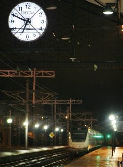 El tren lanzadera, parado nada más salir de la estación Valladolid-Campo Grande. / GABRIEL VILLAMIL/