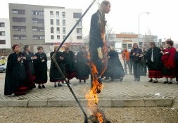 Las aguederas de Nueva Segovia presencian la quema del pelele. / ROSA BLANCO/