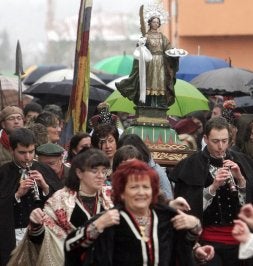 Las aguederas y su cortejo llevan a la santa en andas. / REPORTAJE GRÁFICO DE A. DE TORRE/