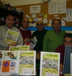 Varios miembros de la asociación muestran la revista. / EL NORTE/
