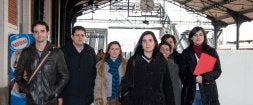 Afectados por los retrasos de los trenes de media distancia esperaban ayer en la estación de Valladolid-Campo Grande./ RICARDO OTAZO/