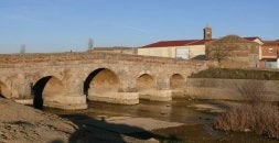 El puente, uno de los más atractivos de la cuenca del río Valdeginate./