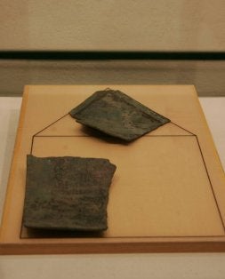 Fragmentos de bronce encontrados en El Picón. / LUIS CALLEJA/