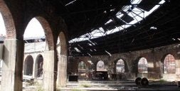 El deterioro del depósito de locomotoras hace peligrar la continuidad de la estructura, con casi 150 años./ EL NORTE/