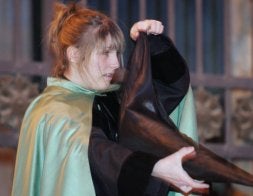 Una joven de la Vera Cruz se dispone a colocarse el capirote./