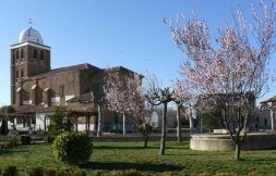 Plaza ajardinada de El Cerco e iglesia parroquial de San Juan Bautista. / FOTOS DE GONZALO ALCALDE CRESPO/