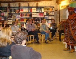 El contador de cuentos Boni Ofogo actúa ayer ante el público. / N. E./