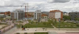 La nueva promoción de 158 viviendas protegidas está casi lista para su entrega. El lugar del antiguo poblado lo ocupa ahora un gran parque./ GABRIEL VILLAMIL/