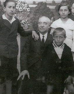 Cecilio de Benito Sánchez con tres de sus hijos, en una fotografía cedida por la familia./