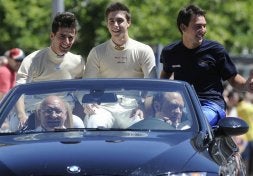 Edgar Fernández, Faccin y Toño Fernández, en coche descubierto./