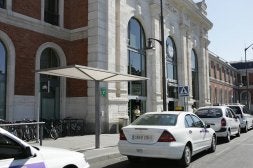 La nueva marquesina instalada frente a la parada de taxis. / HENAR SASTRE/