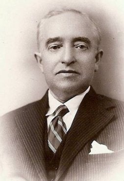 El músico cuellarano Cecilio de Benito. A la derecha, su carné de director de banda. /FAMILIA DE BENITO/