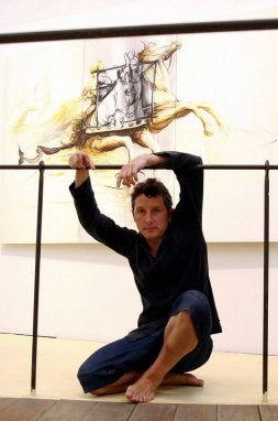 Luis Moro, junto a una de las obras de la muestra 'Reflejos', que exhibió en el Real Sitio hace unos meses. / ROSA BLANCO/